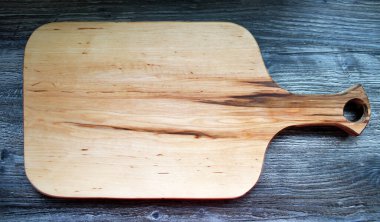 Koyu arkaplanda el yapımı ahşap kesme tahtası.