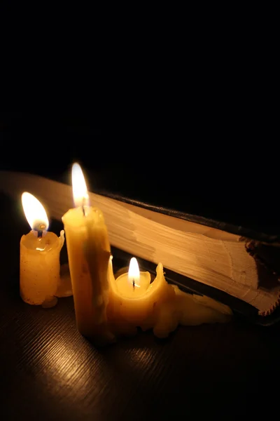 Karanlıktaki mum