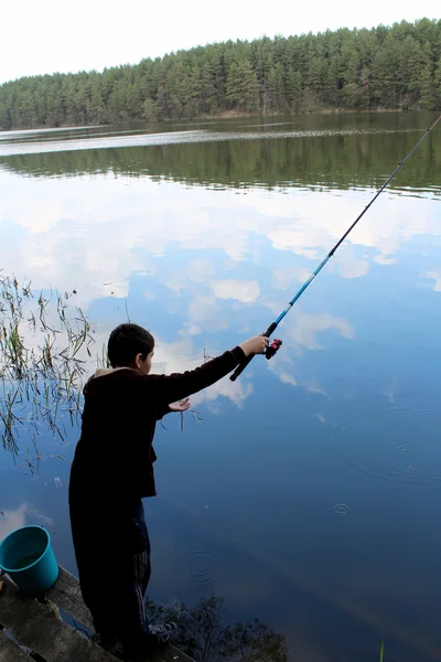 Garçon pêche — Photo