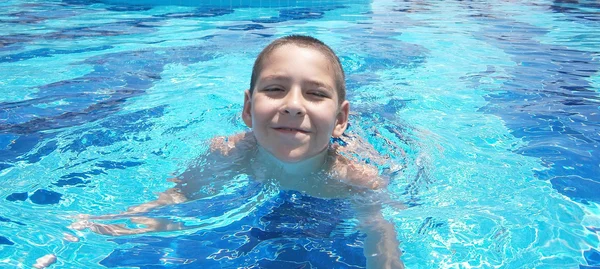 Il ragazzo in piscina — Foto Stock