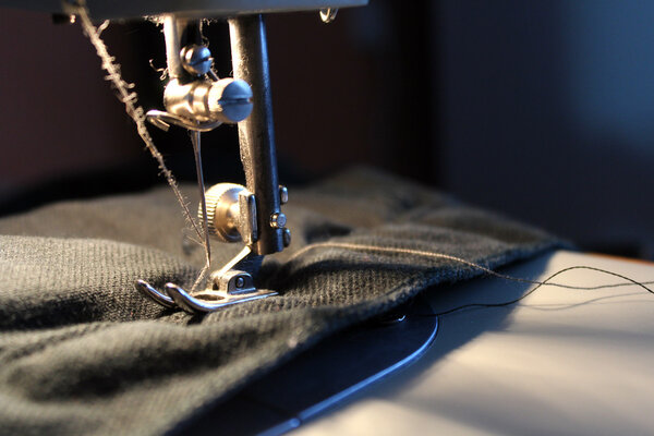 Старая электрическая швейная машина
