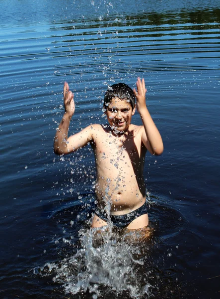 En gutt svømmer. – stockfoto