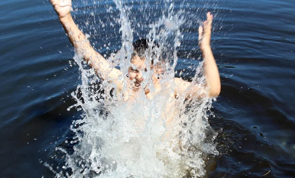 A boy swims — Stock Photo, Image