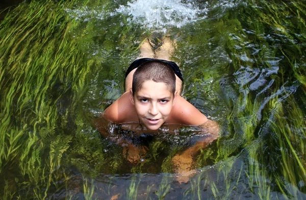 Un ragazzo nuota — Foto Stock