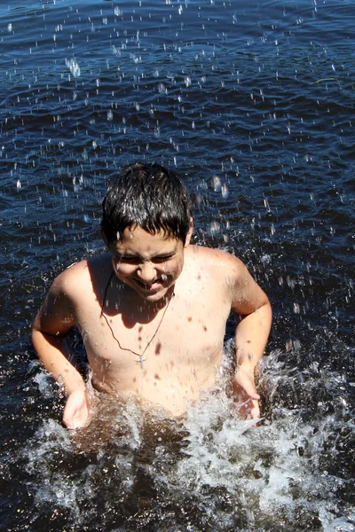 Ein Junge schwimmt — Stockfoto