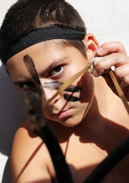 bir sapan olan çocuk