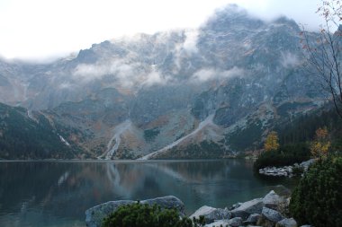 Dağ gölü. Sonbahar dağlarında yabani Gölü