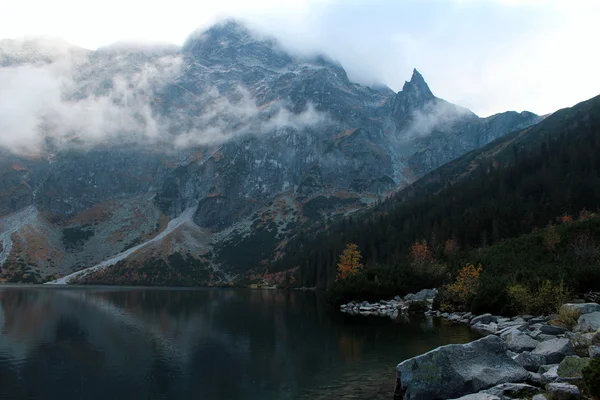 Mountain Lake. Lac sauvage dans les montagnes en automne — Photo