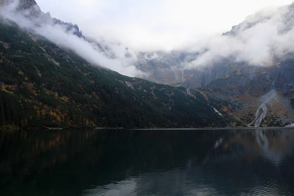 Mountain Lake. Lac sauvage dans les montagnes en automne — Photo