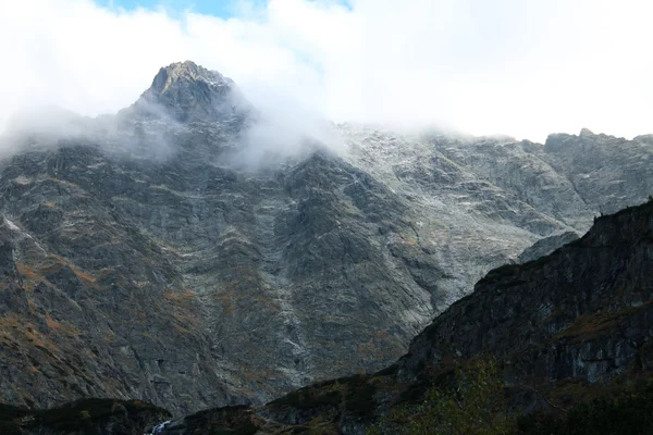 Des montagnes. Haute montagne contre le ciel bleu . — Photo