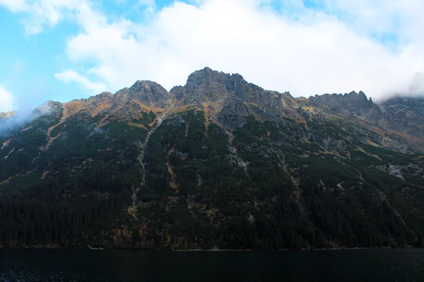 Des montagnes. Haute montagne contre le ciel bleu . — Photo