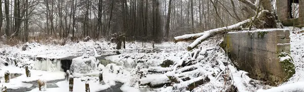 Река зимой — стоковое фото