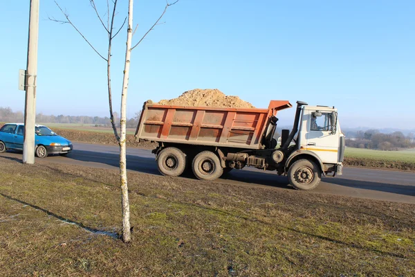Lastbil med sand på vägen — Stockfoto