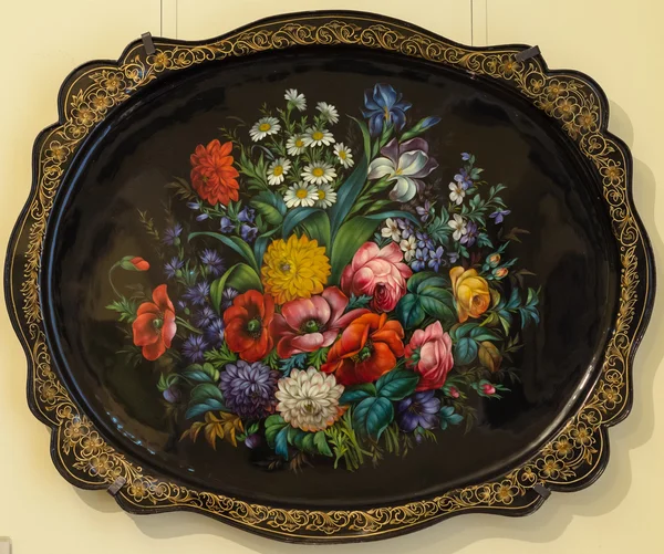 Çiçekler boyanmış tepsi Zhostovo