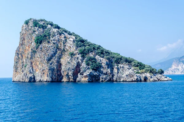 Ilha da tartaruga ao largo da costa de Antalya no mar Mediterrâneo — Fotografia de Stock