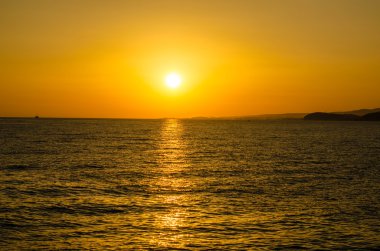 Denizde altın gün batımı