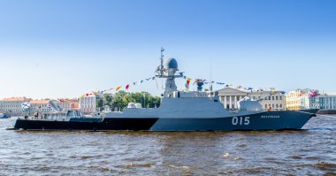 Neva nehrinde St. Petersburg Rusya Donanması bayram üzerinde savaş gemisi