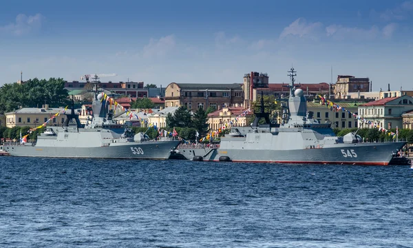 Korvetten "Persistent" en "keepers" op de rivier de Neva in Sint-Petersburg — Stockfoto