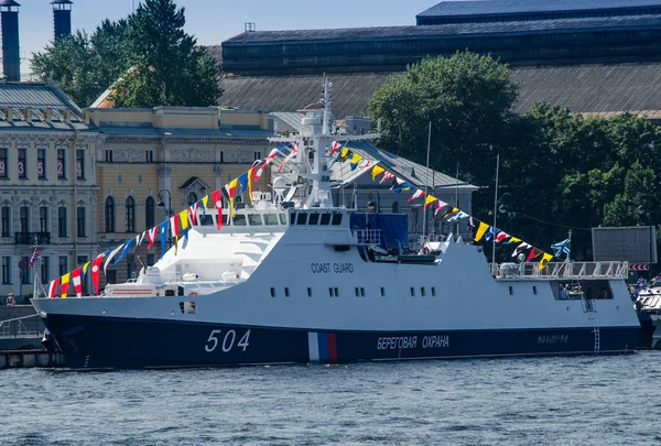 De coast guard schip "Emerald" op de rivier de Neva in Sint-Petersburg — Stockfoto
