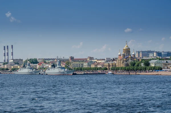 轻巡洋舰"持续"和在圣彼得堡涅瓦河上的"看门人" — 图库照片