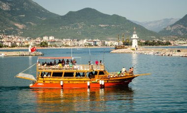 Gemiler yelken ve balıkçı tekneleri Alanya'da bağlantı noktası şehir.