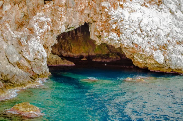 海で神秘的な洞窟 — ストック写真