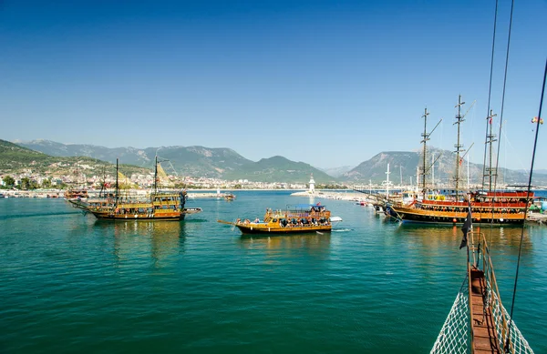 Navios à vela e barcos de pesca na cidade portuária de Alanya . — Fotografia de Stock