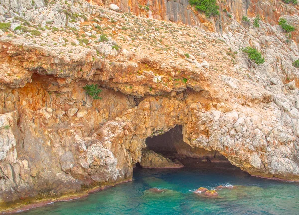 A gruta misteriosa junto ao mar — Fotografia de Stock