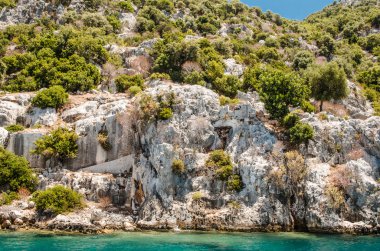 Kekova Adası üzerinde antik kentin kalıntıları. Türkiye