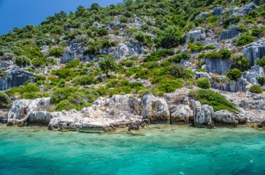 Kekova Adası üzerinde antik kentin kalıntıları. Türkiye