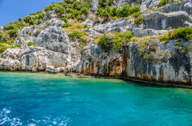 Kekova Adası üzerinde antik kentin kalıntıları. Türkiye