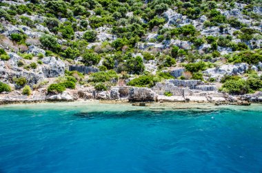 Kekova Adası üzerinde antik kentin kalıntıları. Türkiye