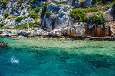 Kekova Adası üzerinde antik kentin kalıntıları. Türkiye