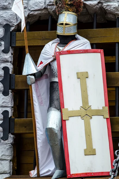 Antico cavaliere-crociato di guardia alle porte della città — Foto Stock