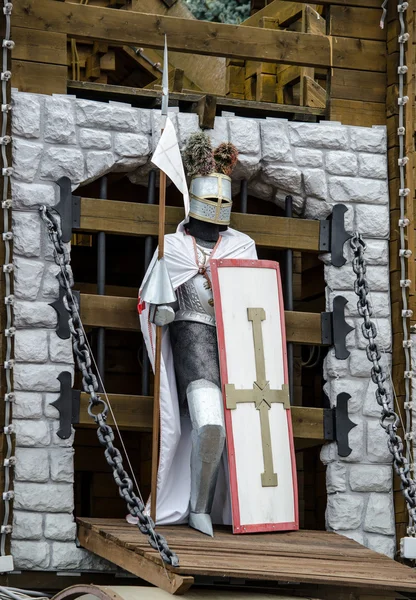 Antiguo caballero-cruzado custodiando las puertas de la ciudad — Foto de Stock