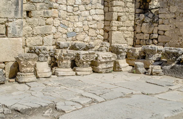 Fragmenty starożytnej kolumny kamienne rzeźbione wzory — Zdjęcie stockowe