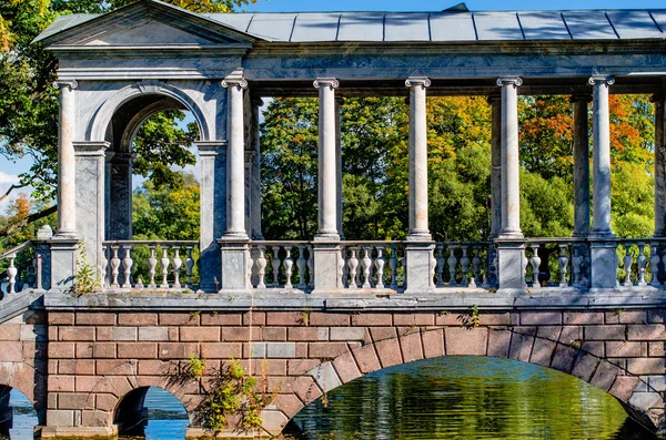 Ponte de mármore. Parque Tsarskoye Selo. São Petersburgo. Rússia . — Fotografia de Stock