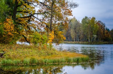 Sonbahar Gölü kıyısında