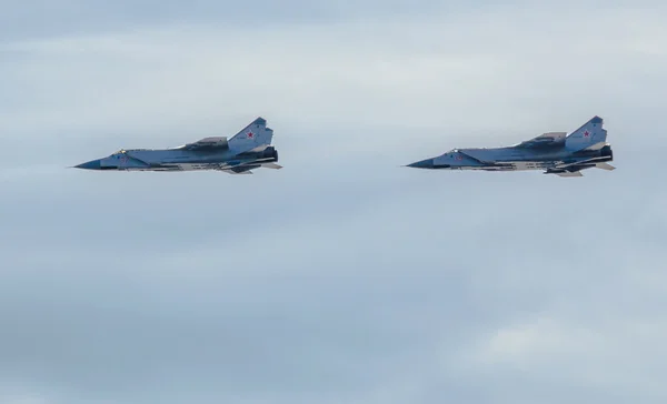 Interceptores de caza supersónicos MiG-31 en vuelo , — Foto de Stock