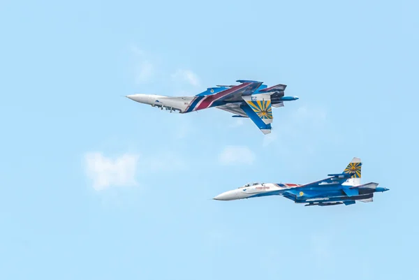 The aerobatics Mirror, shown in military fighter jets SU-27 — Stock Photo, Image