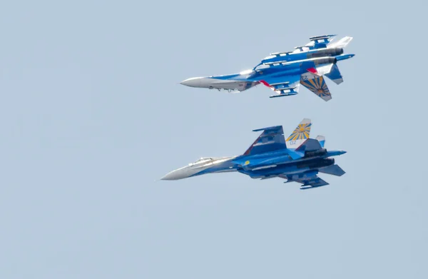 De kunstvliegen spiegel, weergegeven in militaire fighter jets Soe-27 — Stockfoto