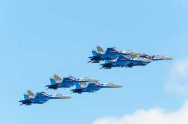 Altı Su-27 mavi gökyüzü ile bir Airshow, grup uçuş.