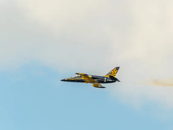 Training combat aircraft L-39 Albatross on the background of blue sky and clouds. — Stock Photo, Image