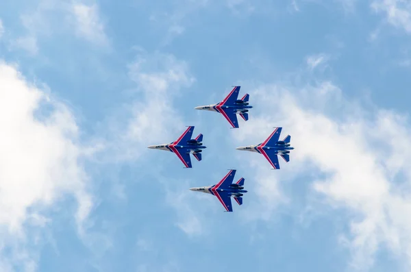 Mavi gökyüzü ve bulutlar karşı dört su-27 uçuş. Ava-show St. Petersburg, 05,07,2015.