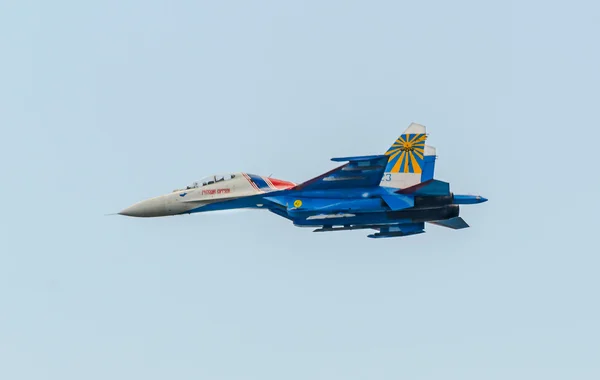 El su-27 en vuelo sobre fondo azul del cielo de cerca . — Foto de Stock