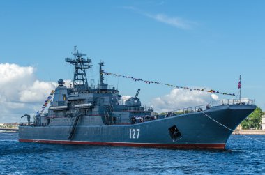 Büyük gemi Deniz Kuvvetleri alt St Petersburg Neva nehrinde açılış.