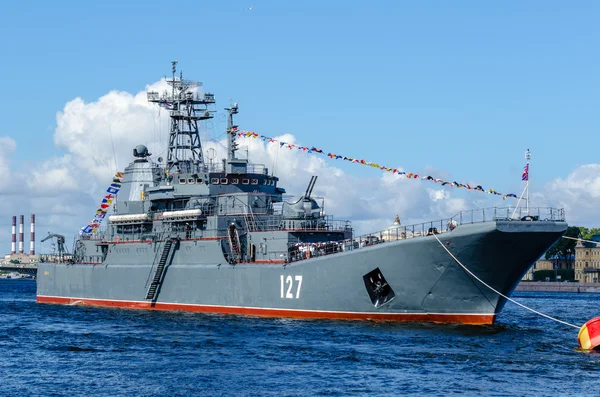 Büyük gemi Deniz Kuvvetleri alt St Petersburg Neva nehrinde açılış. — Stok fotoğraf