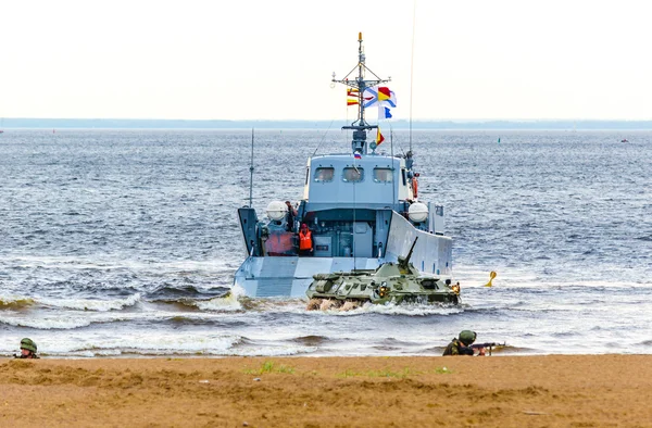 Přistání mariňáci lodě na břehu Baltského moře během cvičení. St. Petersburg, červenec, 2015. — Stock fotografie