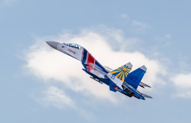 Su-27 akrobasi ekibi Rus Knights yükseklik kazandı. Airshow, St. Petersburg, Temmuz, 2015.