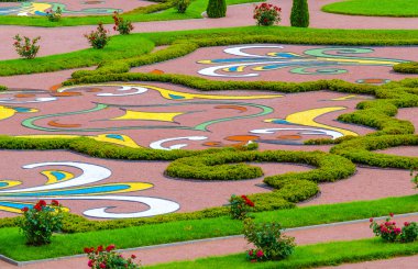 İnsan yapımı kalıpları, tasarımlar ve labirentine San, St. Petersburg yakınındaki sarayında süslüyor.